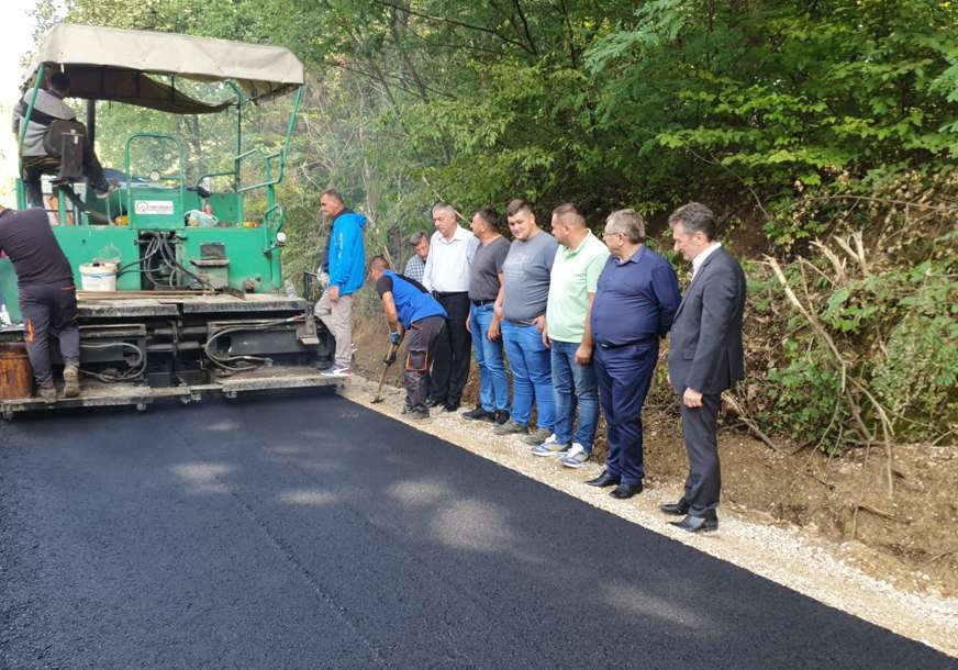 „Opština Ugljevik neprestano u investicionom ciklusu“ U toku asfaltiranje puta koji spaja tri mjesne zajednice